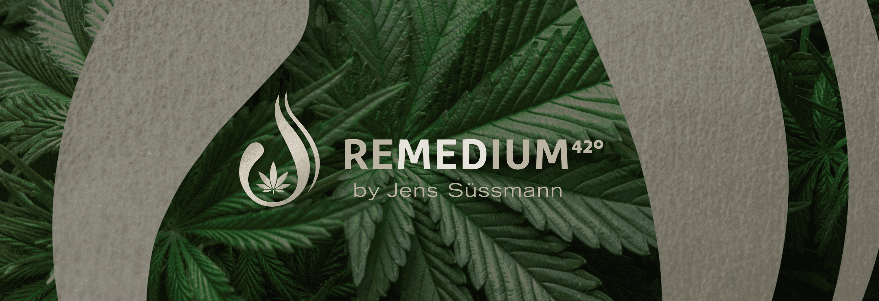Cannabisblätte im Hintergrund davor das Remedium420 Logo