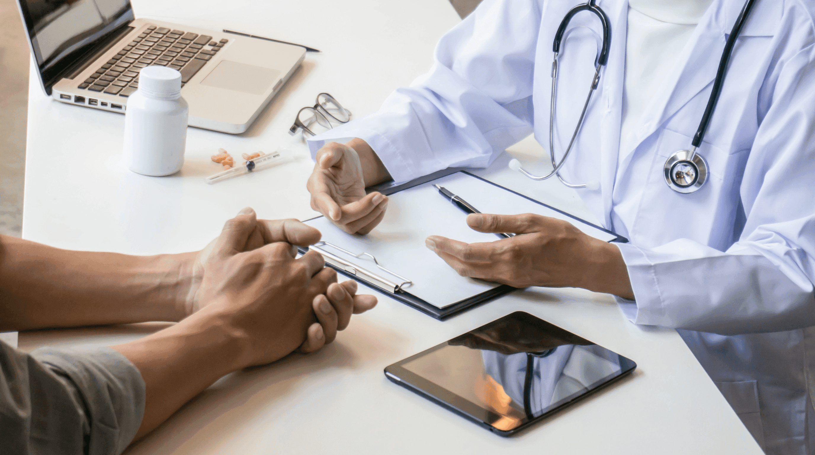 Arzt spricht mit einem Patienten